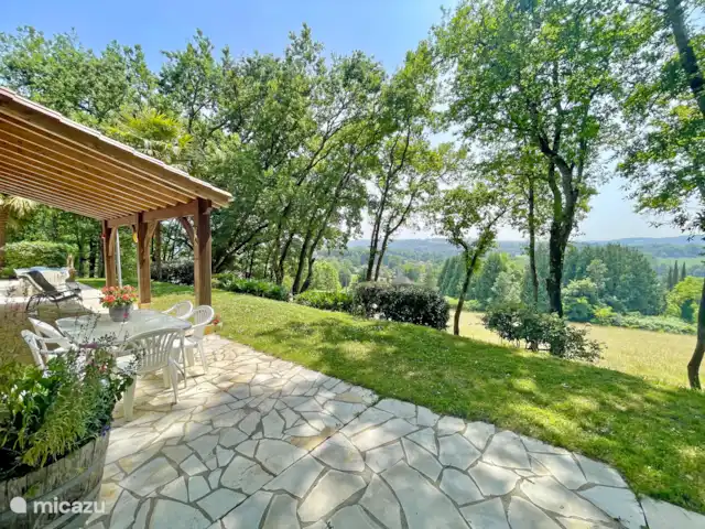 Al borde del bosque en Francia, Dordoña, Trémolat - casa vacacional