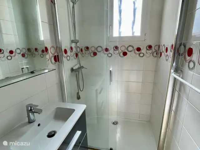 Al borde del bosque en Francia, Dordoña, Trémolat - casa vacacional Baño
