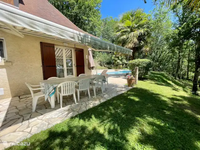 Al borde del bosque en Francia, Dordoña, Trémolat - casa vacacional Terraza exterior