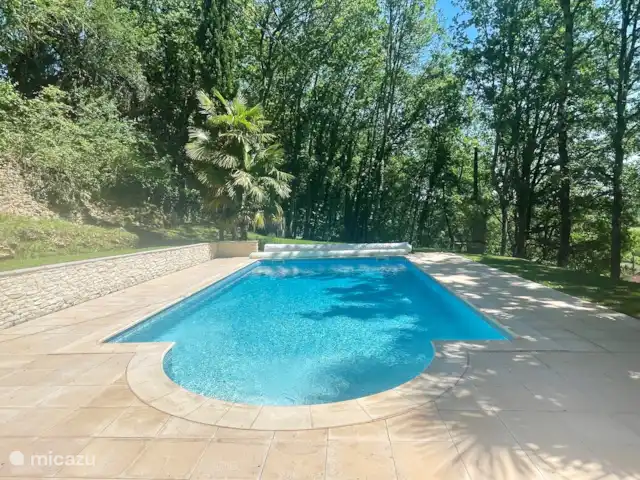 Al borde del bosque en Francia, Dordoña, Trémolat - casa vacacional Piscina