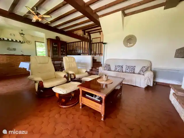 Al borde del bosque en Francia, Dordoña, Trémolat - casa vacacional Salón