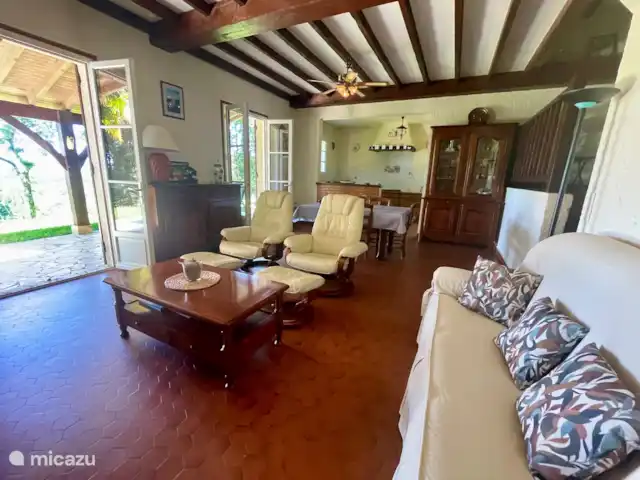 Al borde del bosque en Francia, Dordoña, Trémolat - casa vacacional Salón