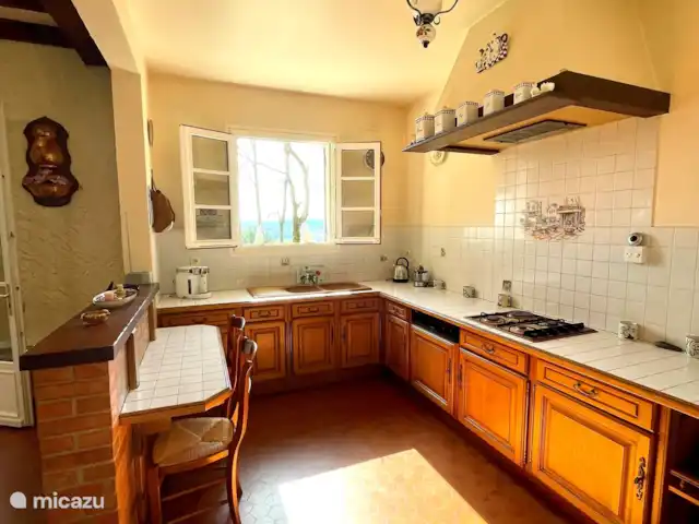 Al borde del bosque en Francia, Dordoña, Trémolat - casa vacacional Cocina abierta