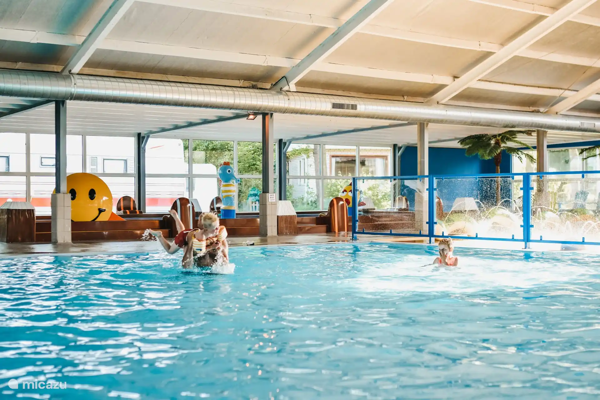 Piscina cubierta disponible en el camping.