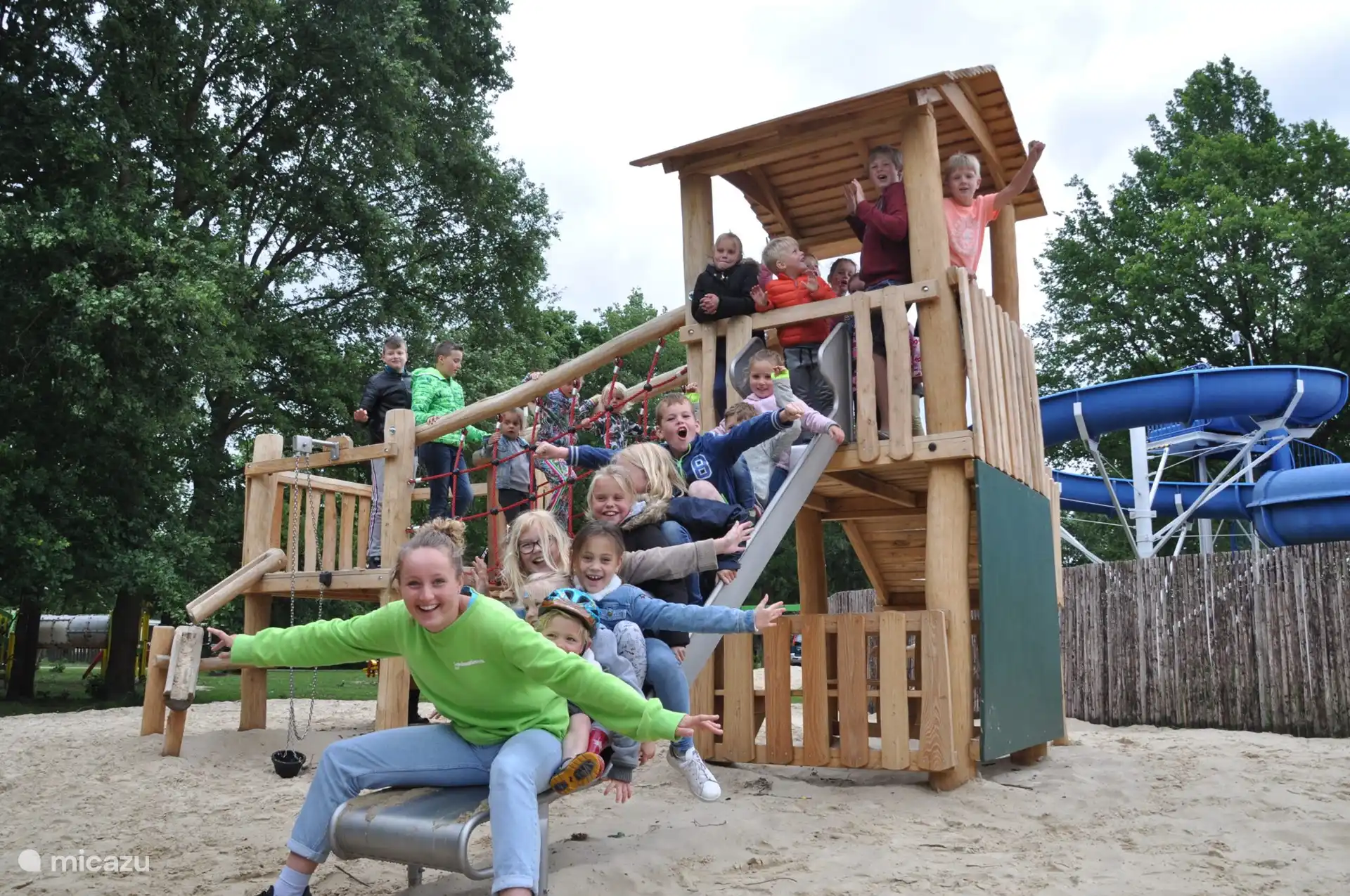 Acogedor equipo de entretenimiento y muchos campos de juego, y jardín de juegos.