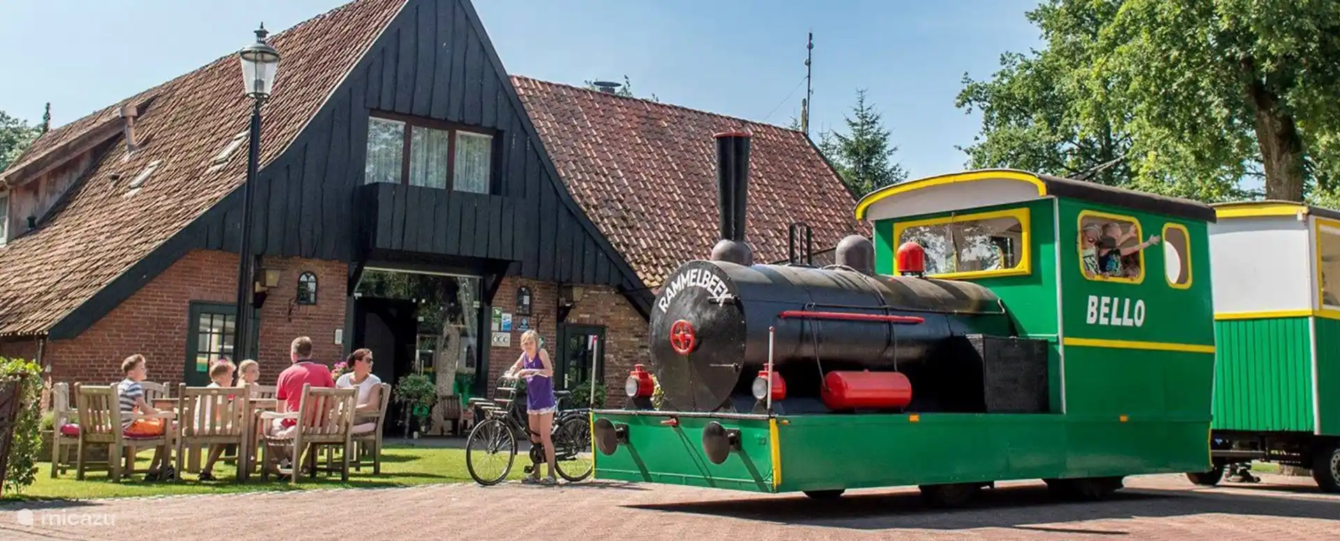 Encantador restaurante a la vuelta de la esquina en el camping y Bello el tren del camping.