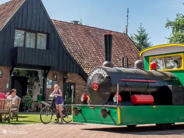 Erve Eskeboer | Pays-Bas, Overijssel, Lattrop - chalet Charmant restaurant au coin de la rue sur le camping et Bello le train du camping.