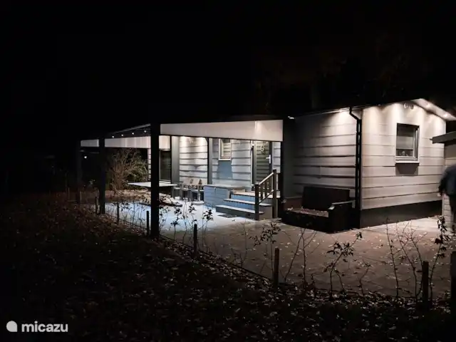 Erve Eskeboer | Pays-Bas, Overijssel, Lattrop - chalet Ambiance romantique le soir.