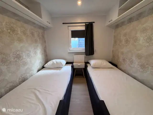 Erve Eskeboer | Pays-Bas, Overijssel, Lattrop - chalet Chambre avec lit 2x1 personne 80x200 avec moustiquaire devant la fenêtre.