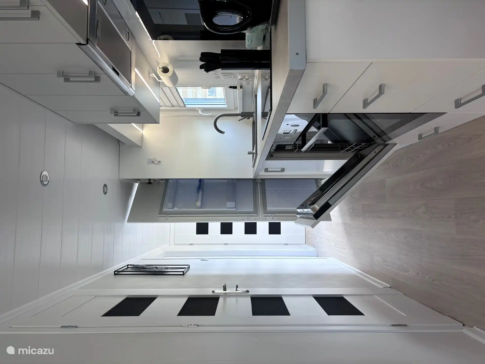 Cocina equipada con nevera, congelador, horno y lavavajillas.
También se proporcionan microondas y airfrayer.