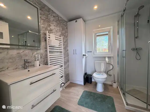 Erve Eskeboer | Pays-Bas, Overijssel, Lattrop - chalet Salle de bain spacieuse avec meuble vasque, WC et douche spacieuse.