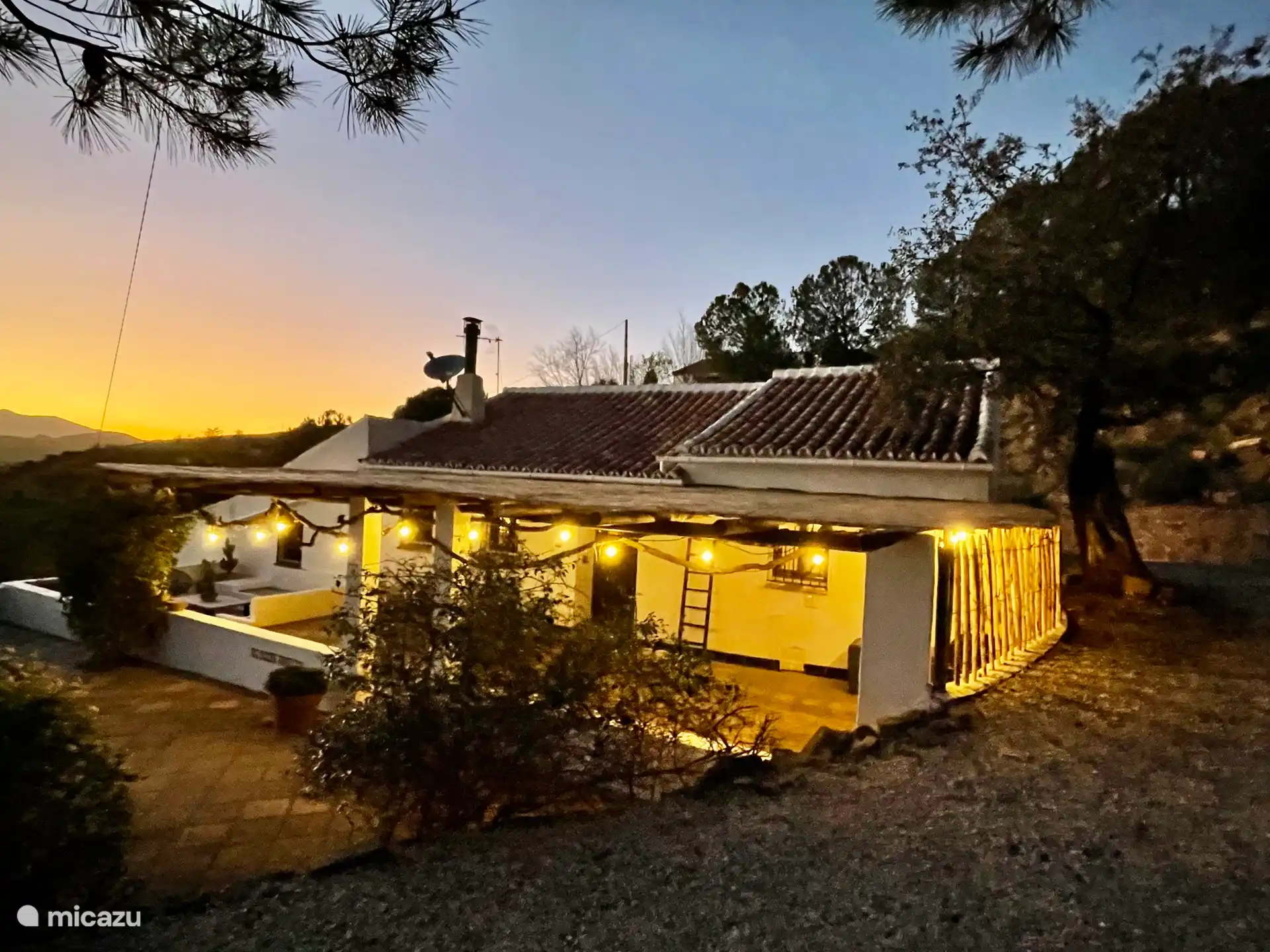 Stimmungsvolle Beleuchtung auf der überdachten Terrasse.