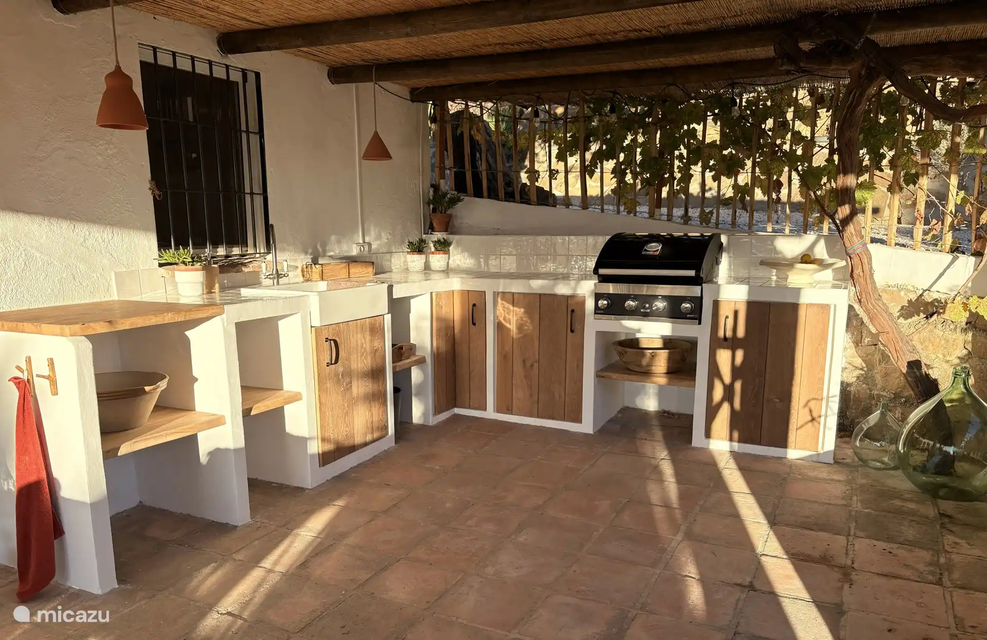 Die Außenküche ist frei von Gas, Grill und warmem Wasser.