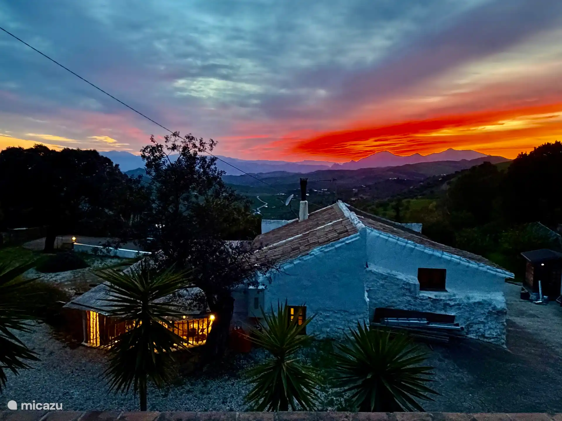 Coucher de soleil depuis la terrasse haute.