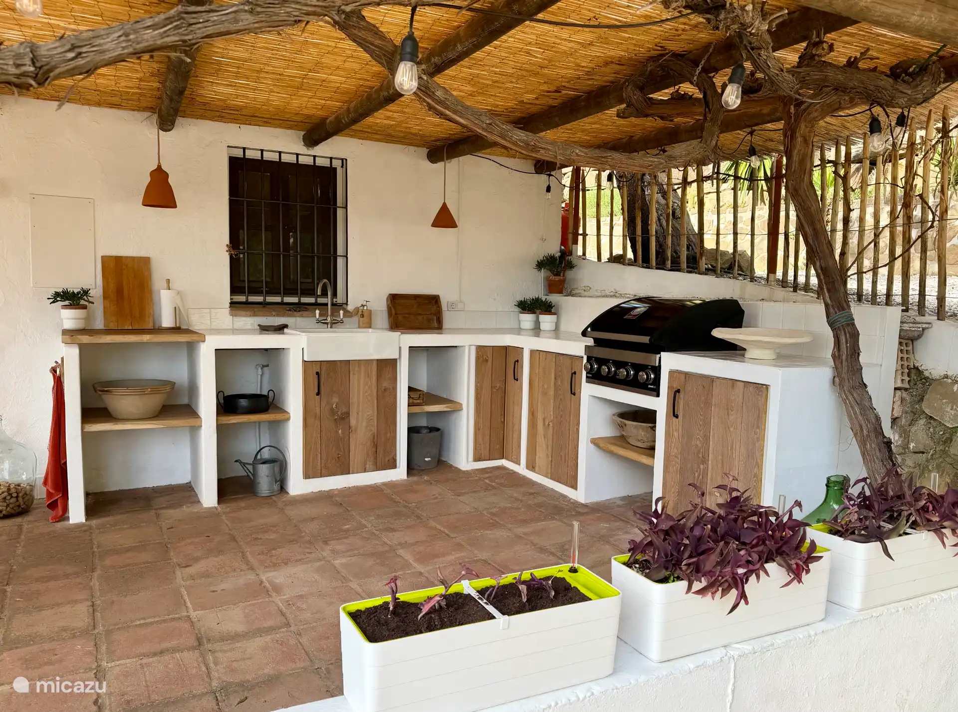 Cuisine extérieure avec barbecue au gaz et eau chaude/froide.