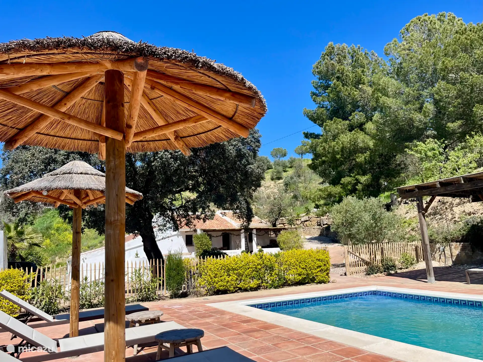 Blick auf die Finca vom Pool aus.