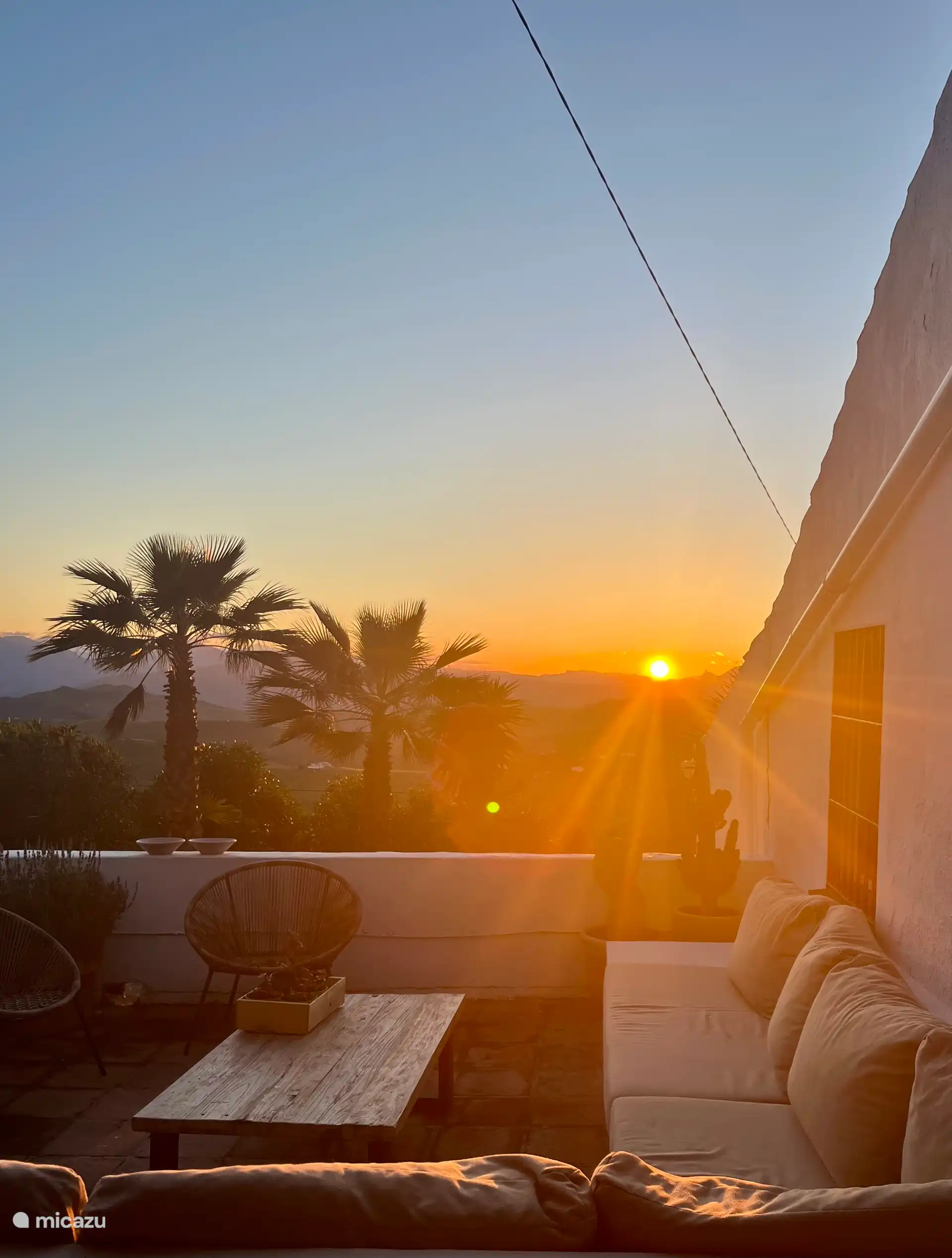 Genießen Sie den Sonnenuntergang von der Terrasse aus.