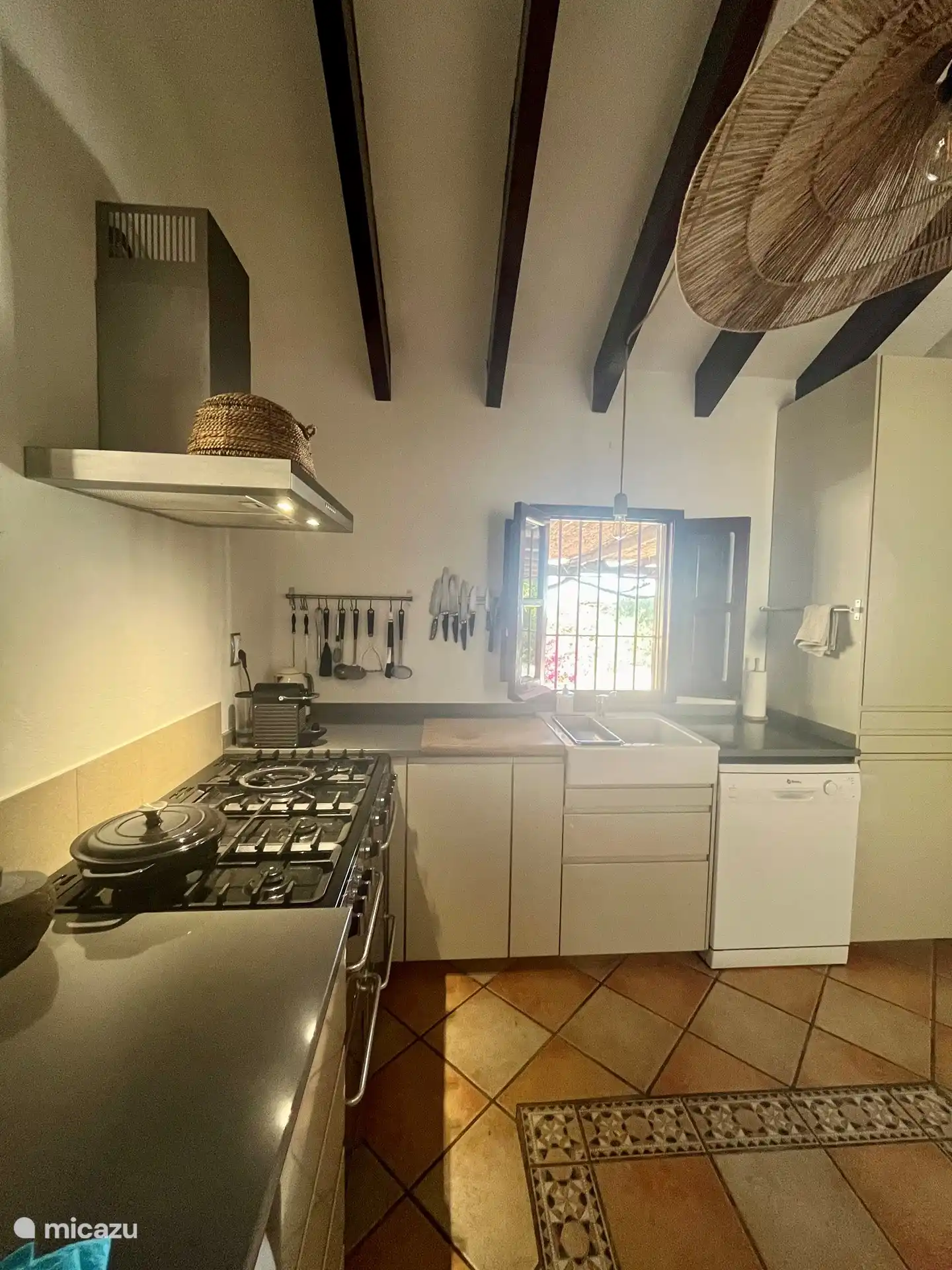 Die geräumige Küche ist gut mit Geräten ausgestattet.