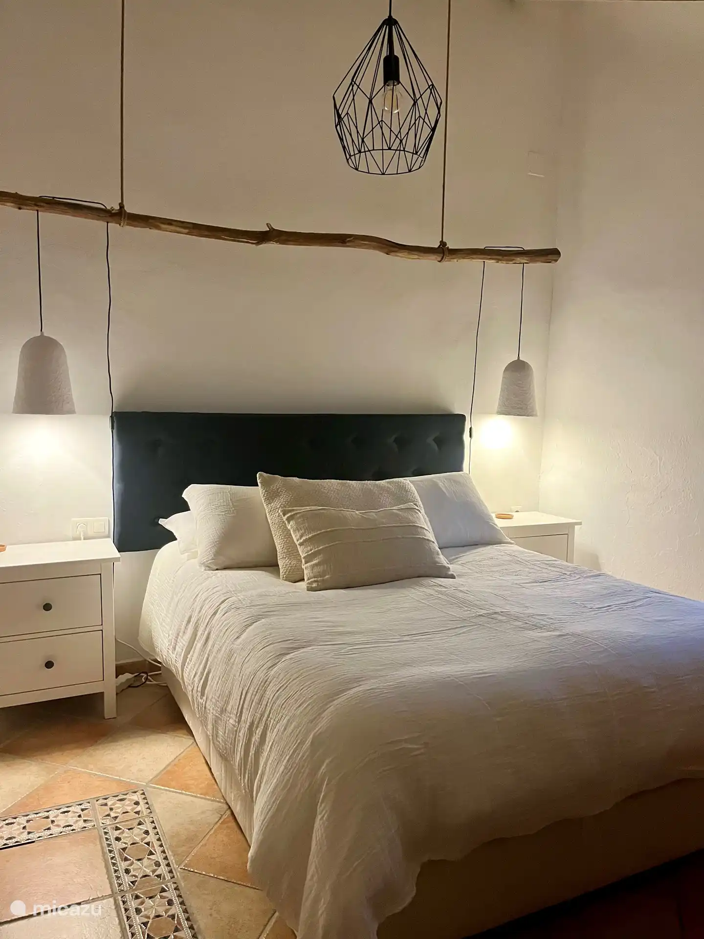 Hauptschlafzimmer mit Boxspringbett, stimmungsvoller Beleuchtung, Klimaanlage und eigenem Bad.