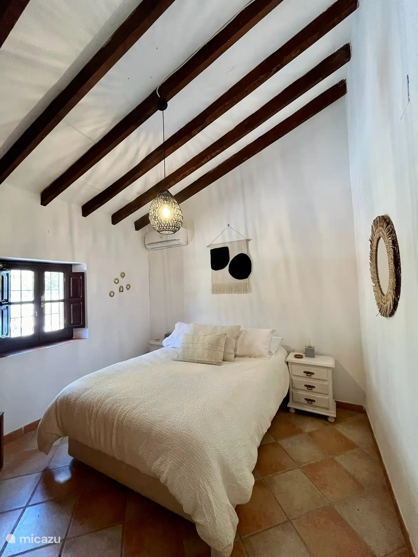 Boxspringbett für 2 Personen, Einbauschränke und Klimaanlage.