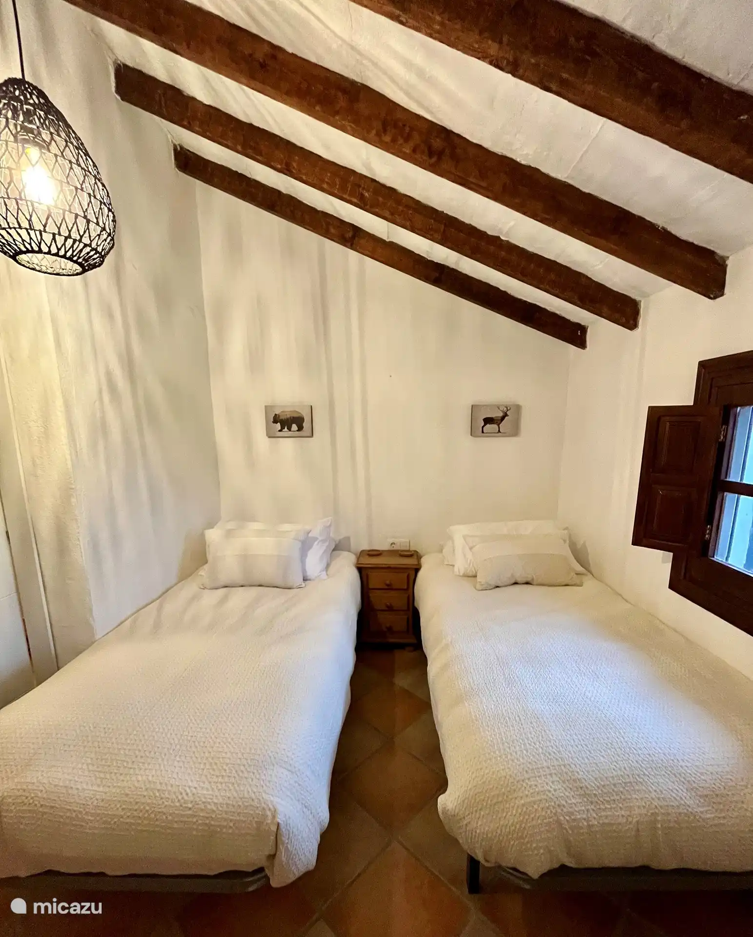 Schlafzimmer mit Schrank und Ventilator.