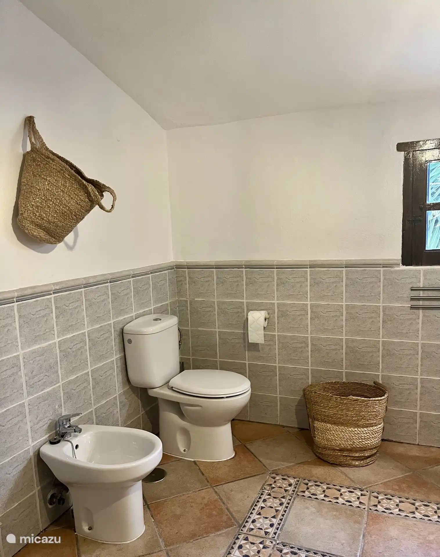 Großes Badezimmer mit Dusche, Badewanne, Toilette, Bidet und Waschbecken.