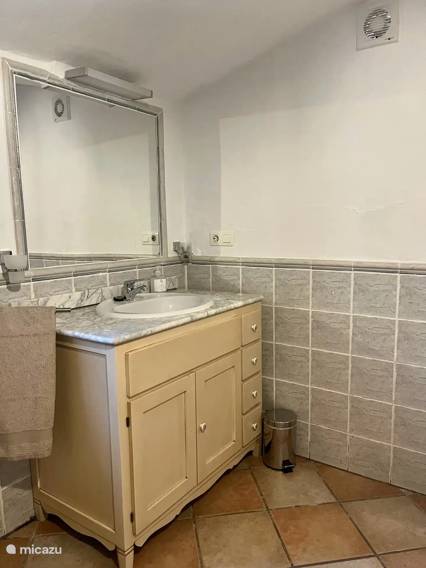 Großes Badezimmer mit Dusche, Badewanne, Toilette, Bidet und Waschbecken.