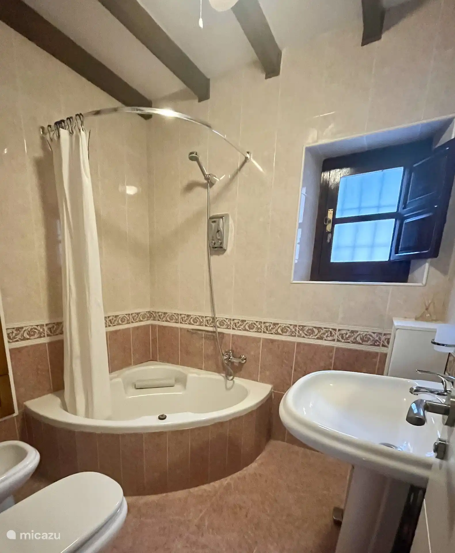 Zweites Badezimmer in Spanish Steep mit Dusche/Badewanne, WC, Bidet und Waschbecken.