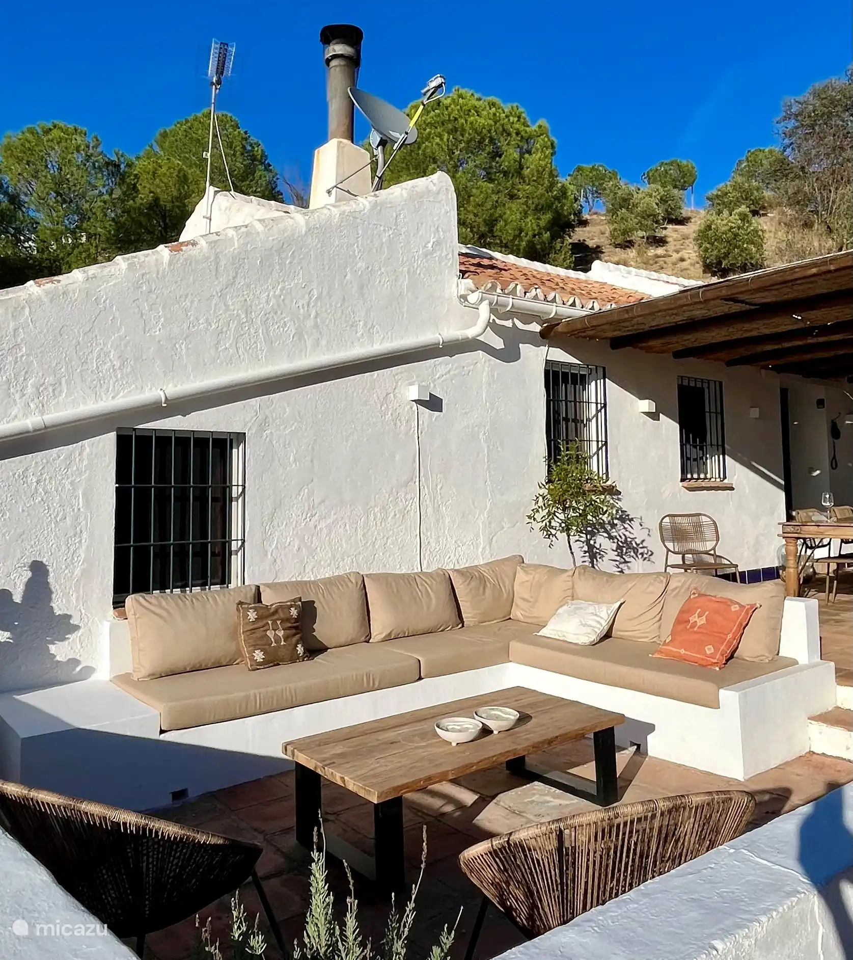 Lounge-Sofa mit festen Kissen und Blick auf die Berge und das Tal.