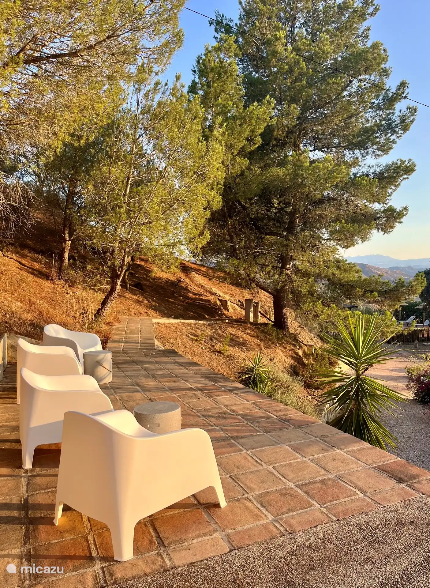 Die höhere Terrasse mit schönem Abendblick.