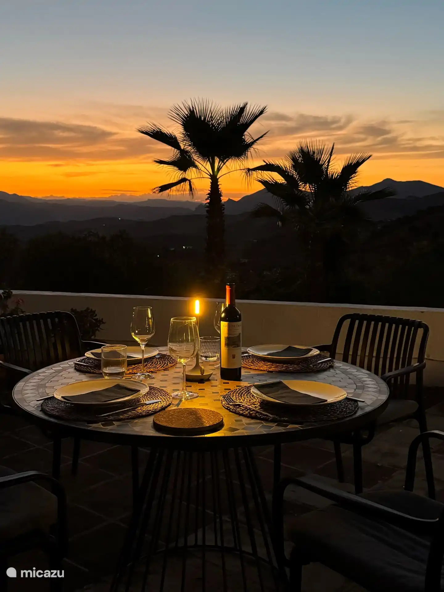Candle-Light-Dinner mit Blick über das Tal.