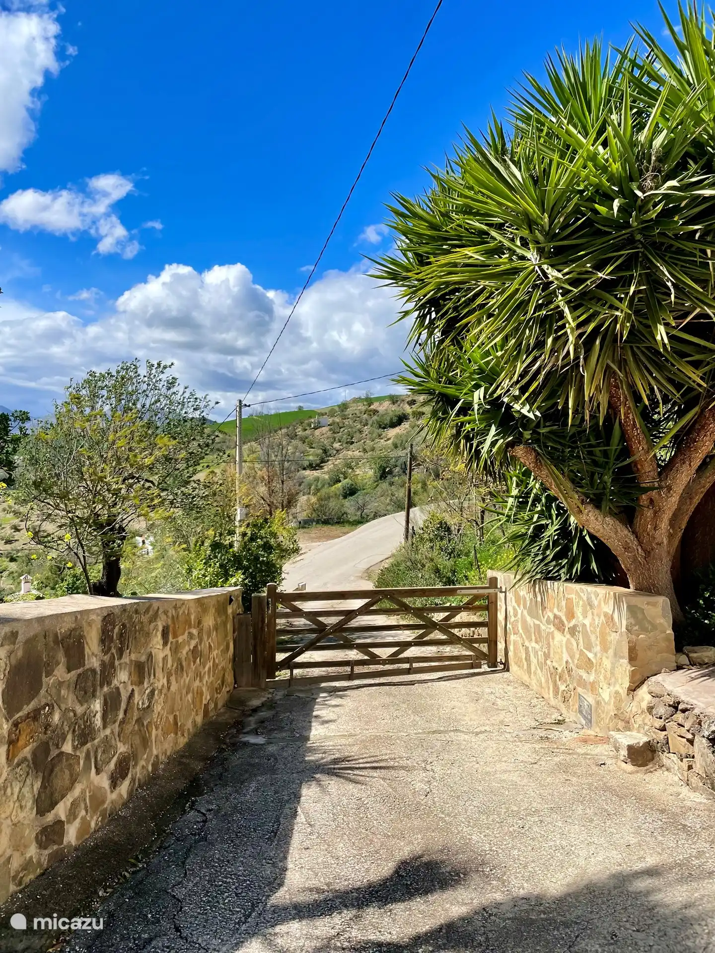 Der Zugang zum Grundstück ist gepflastert und abschließbar.