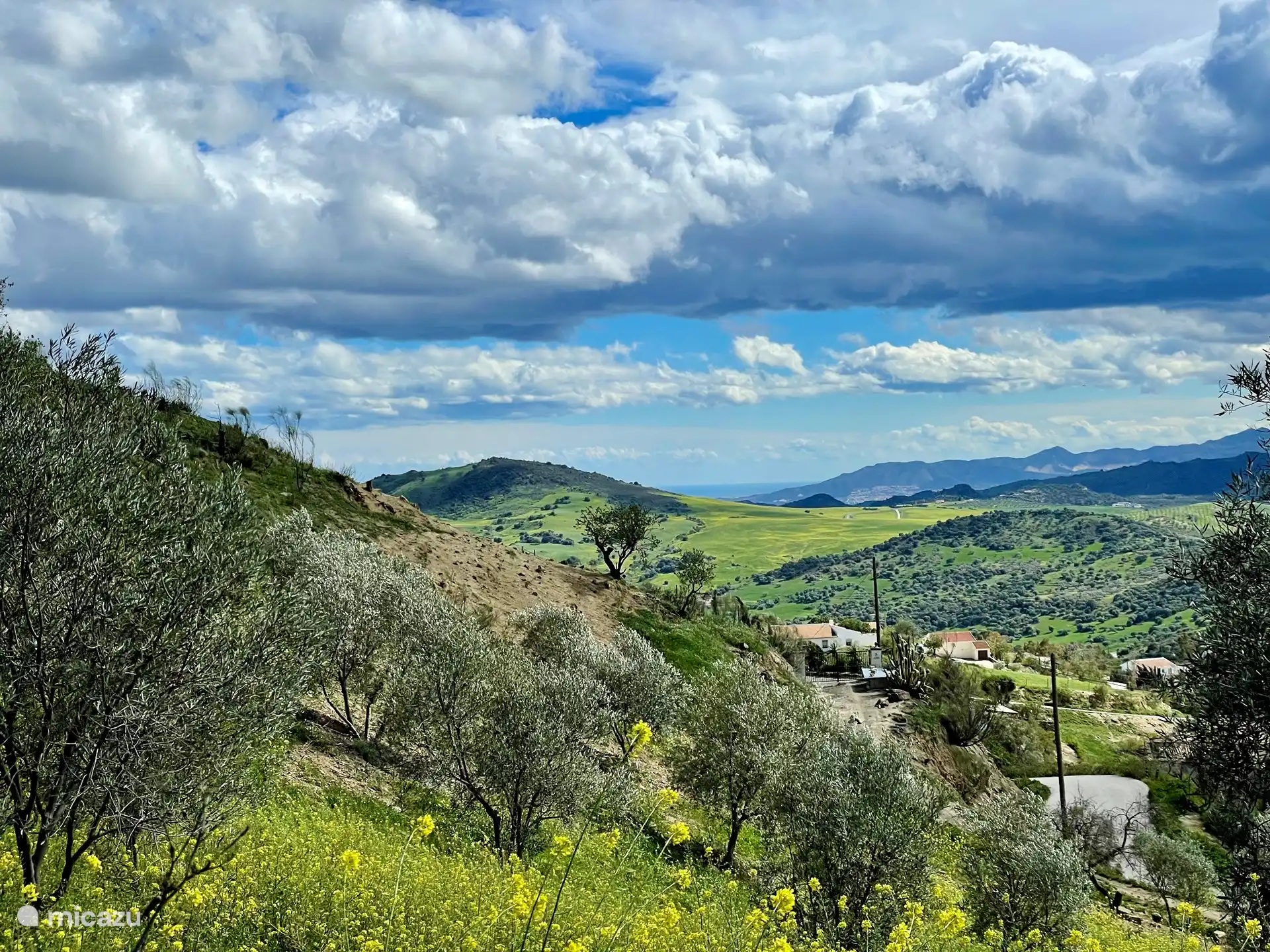 In der Ferne kann man sogar das Meer sehen.