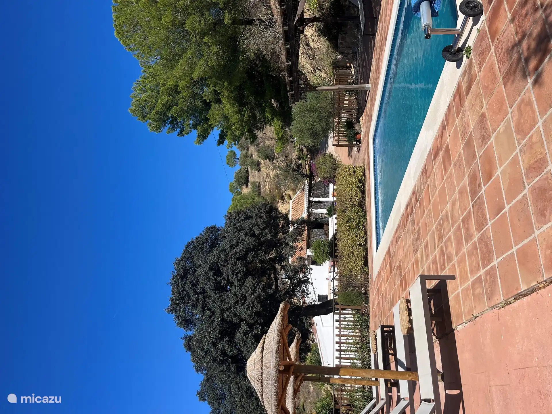 Das Schwimmbad mit Möglichkeit zur Schließung