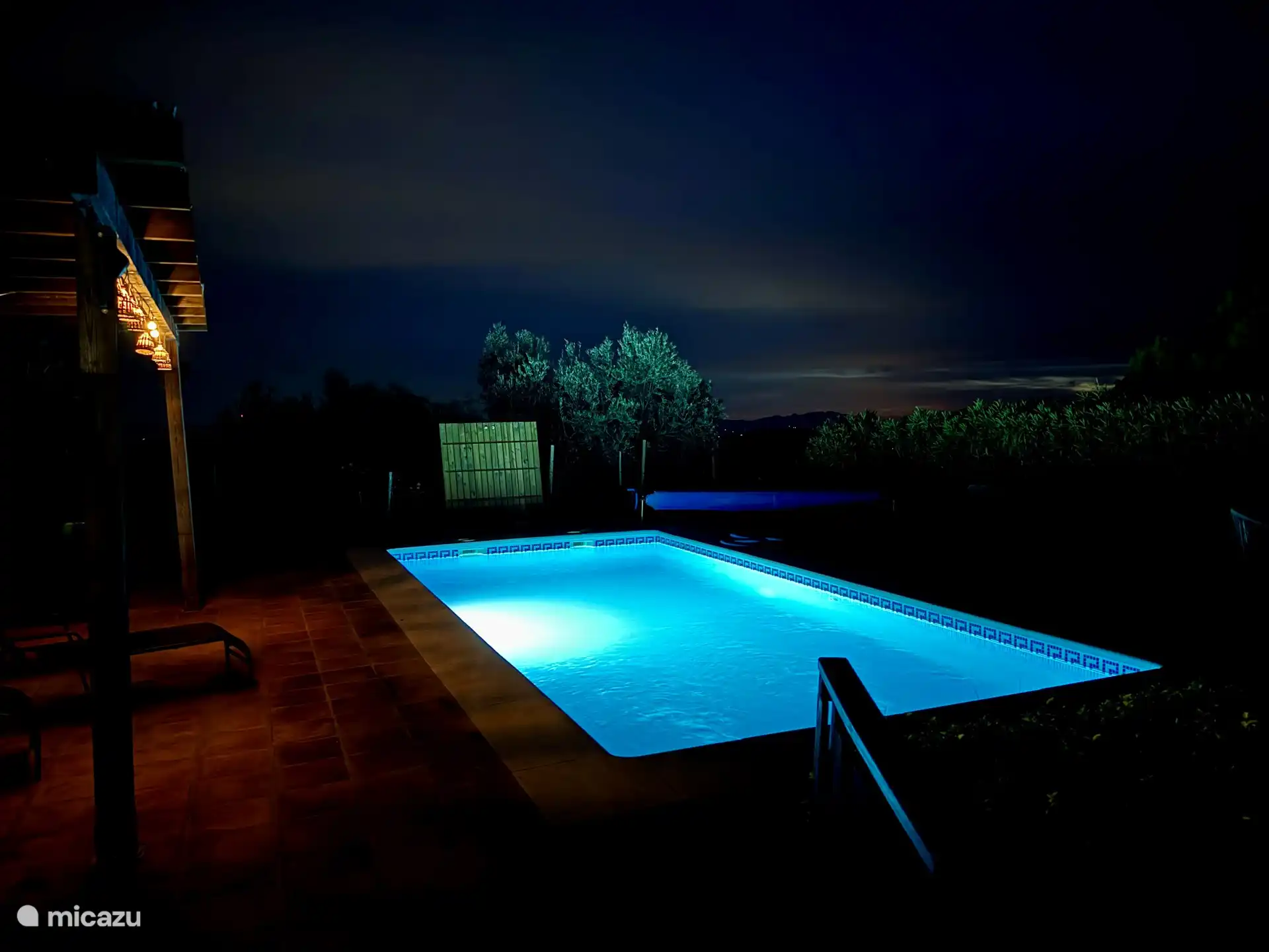 Abends lässt es sich wunderbar im beleuchteten Pool schwimmen.