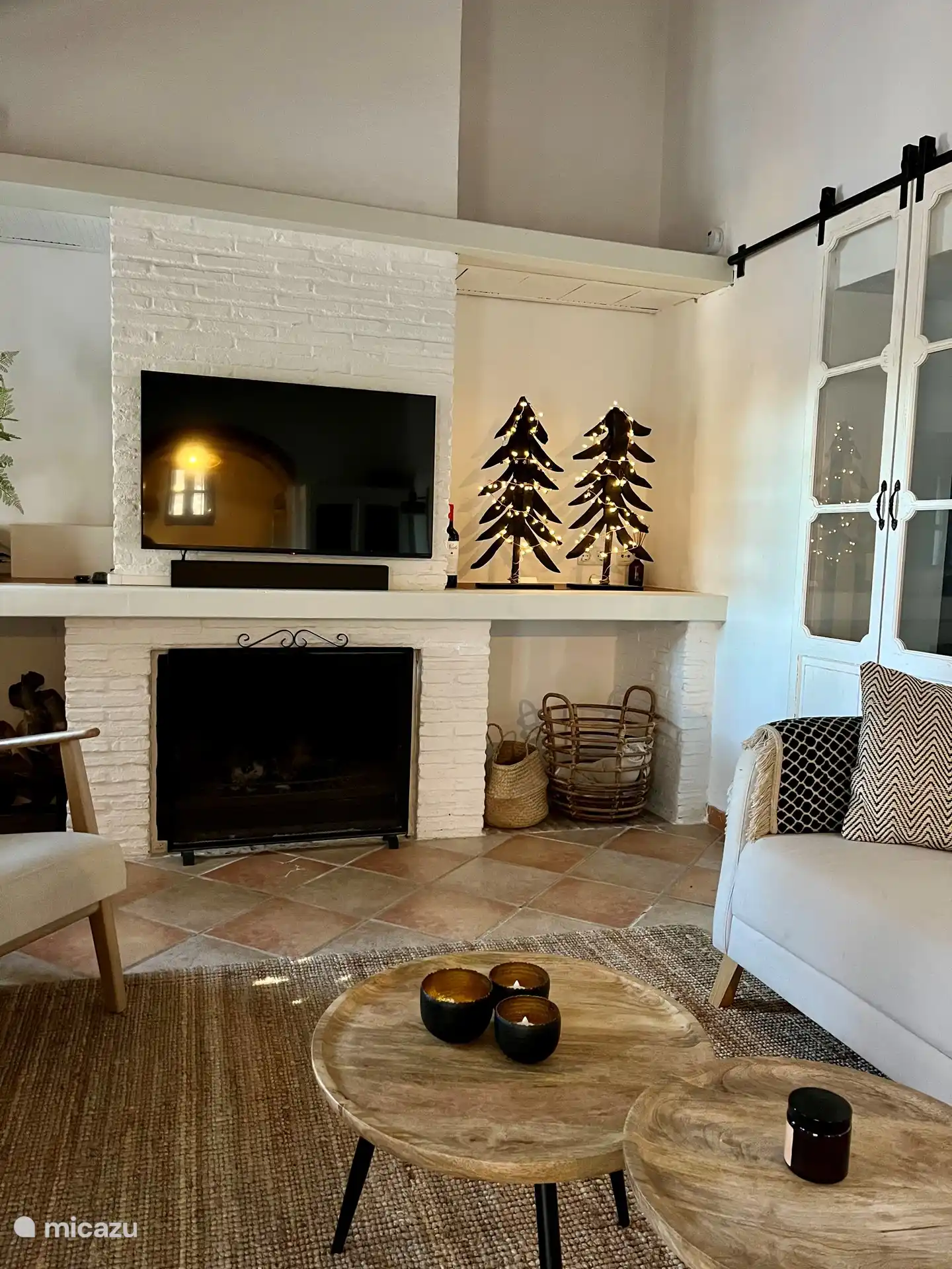 44-Zoll-Fernseher mit Apple TV und Chromecast.
Soundbar mit Bluetooth-Verbindung.