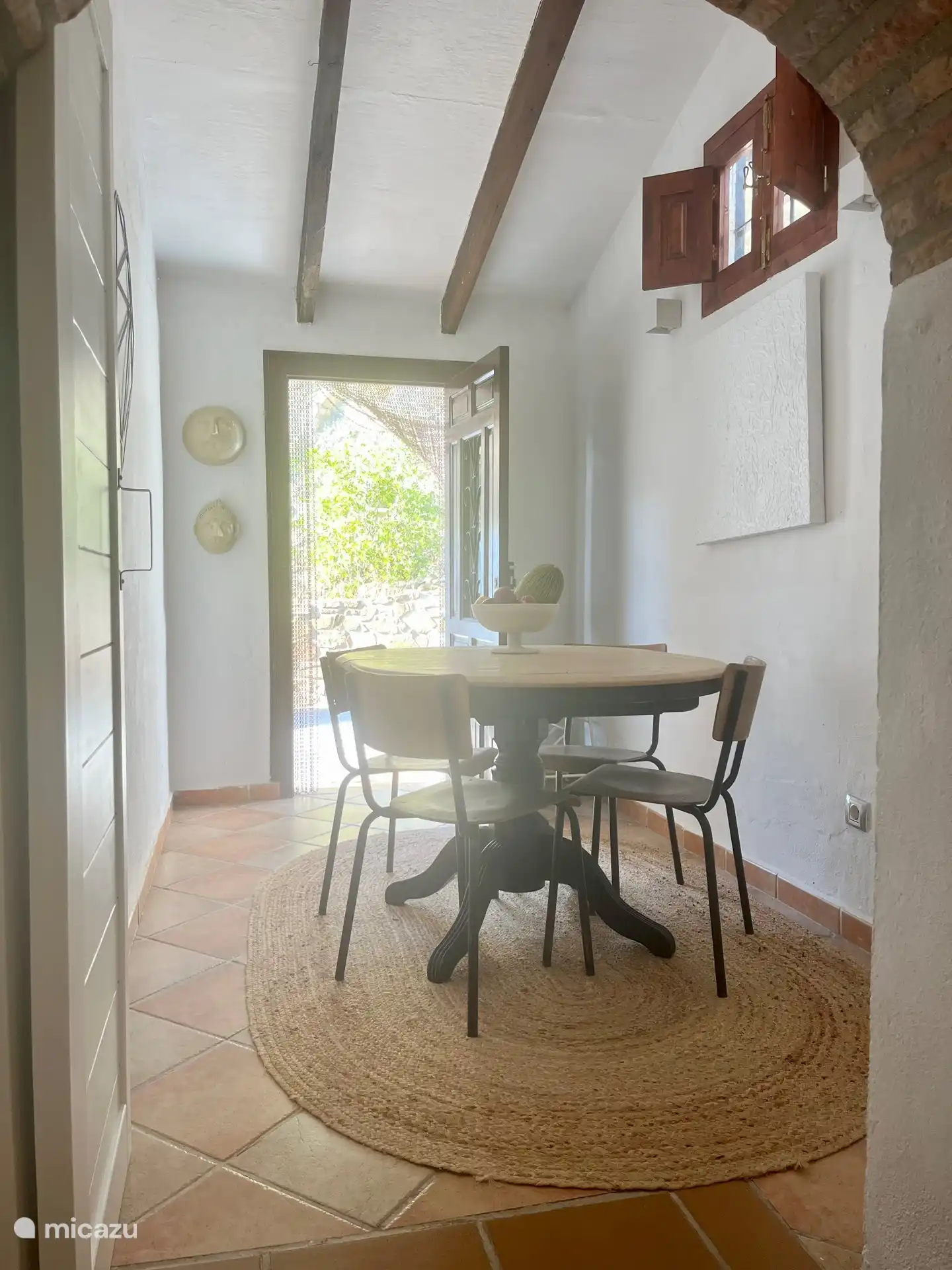 Esszimmer mit ausziehbarem Tisch für 6 Personen.