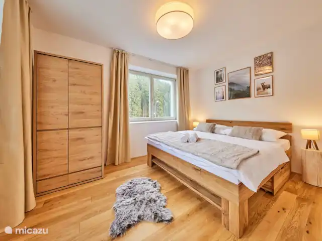 Krakonos residence 2-2 huren in Tsjechië, Hradec Králové, Pec Pod Snezkou - appartement 2 - 4 persoons appartement, slaapkamer met een 2 persoonsbed met een leuk uitzicht