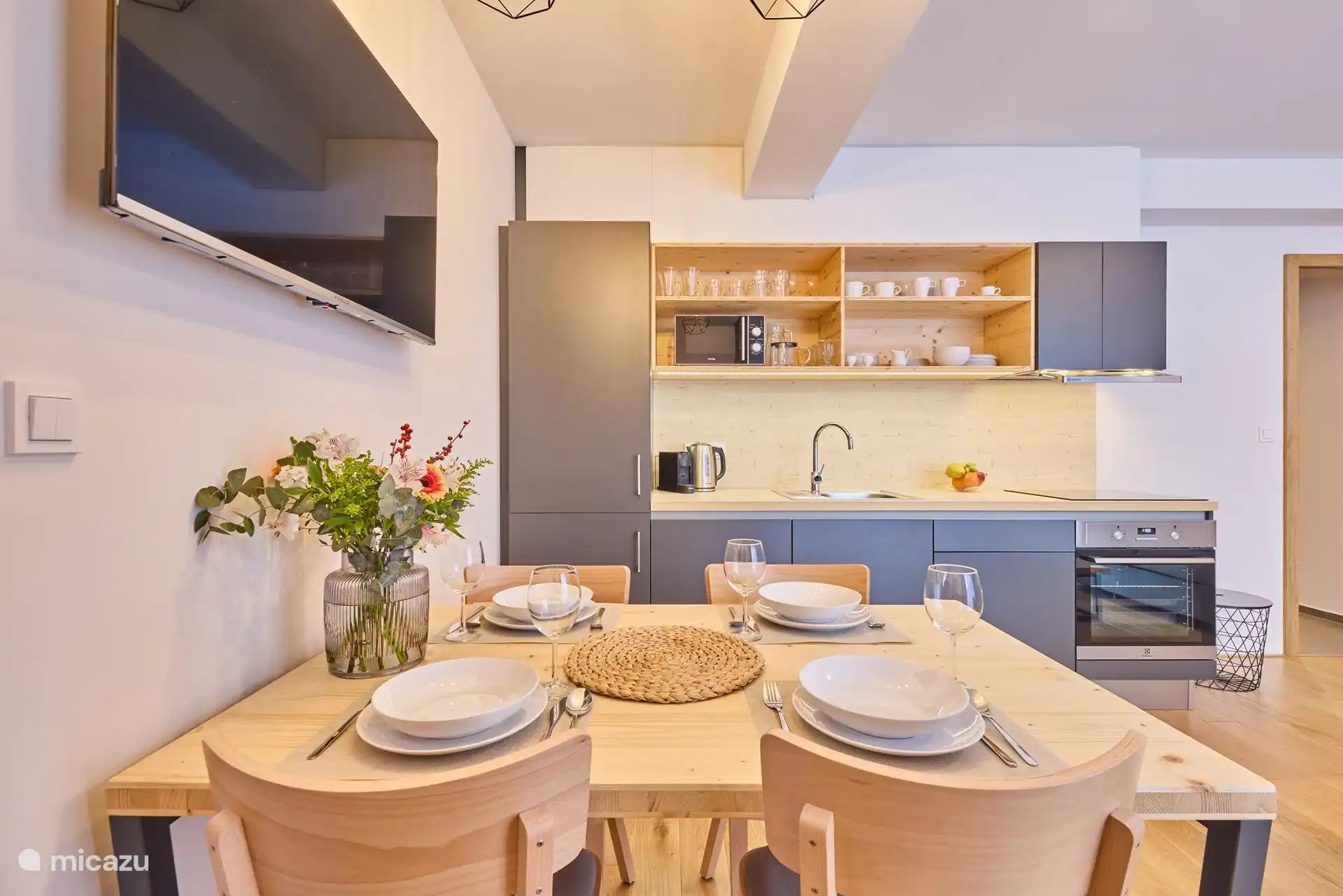 cuisine entièrement équipée avec une table à manger et des chaises confortables