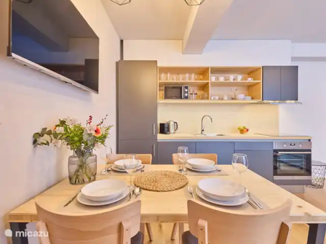 Krakonos residence 2-2 huren in Tsjechië, Hradec Králové, Pec Pod Snezkou - appartement volledig ingerichte keuken met een gezellige eettafel met stoelen