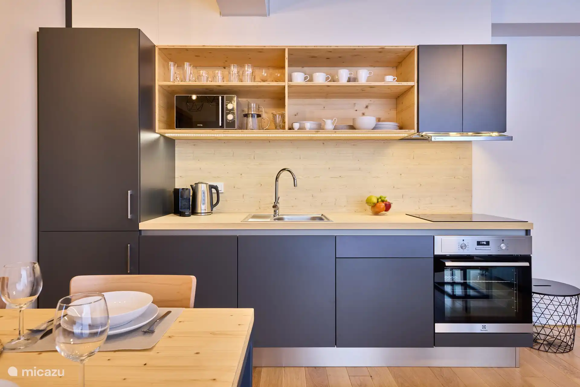 cuisine entièrement équipée avec réfrigérateur, lave-vaisselle, plaque de cuisson, bouilloire et cafetière