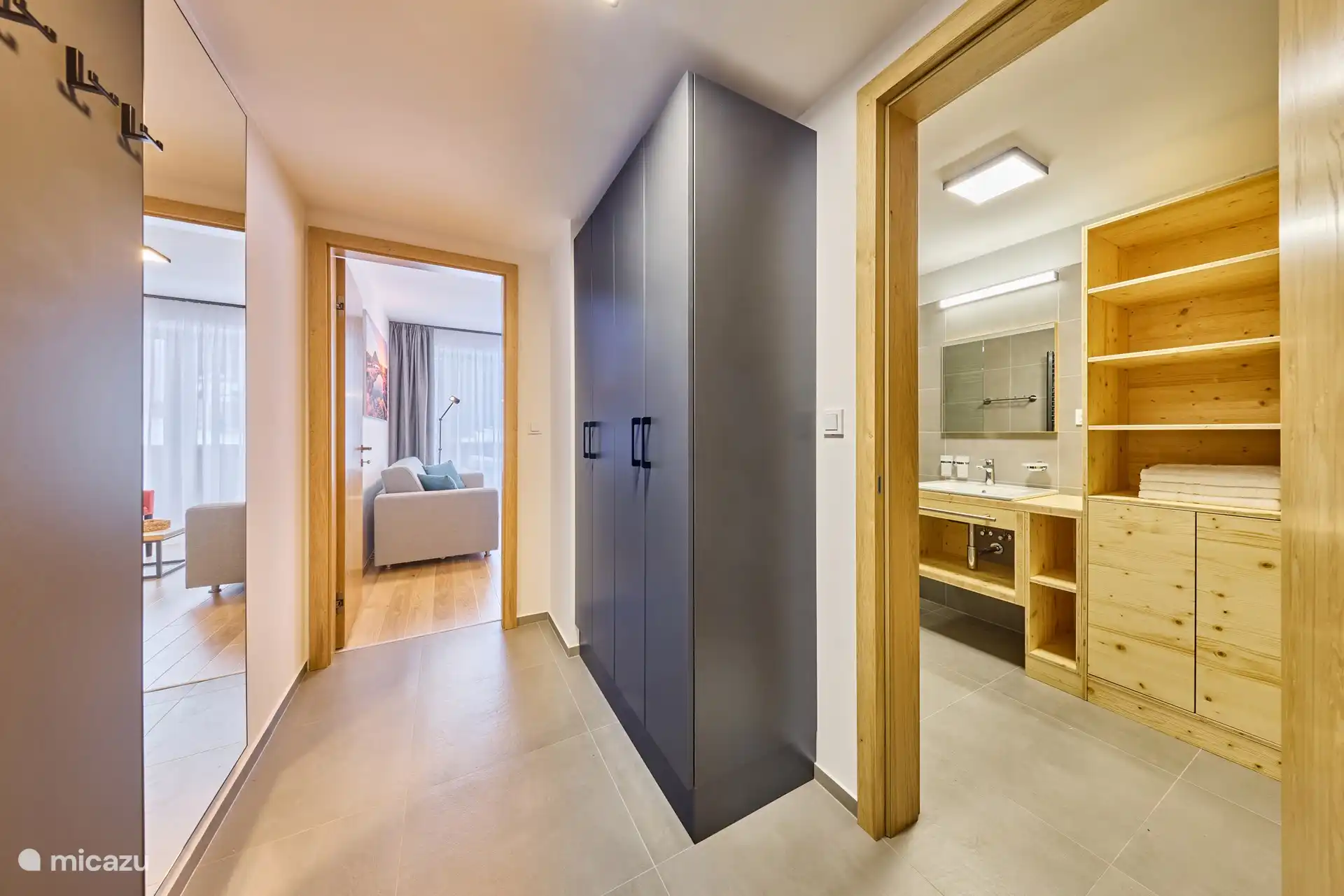 couloir avec espace de rangement