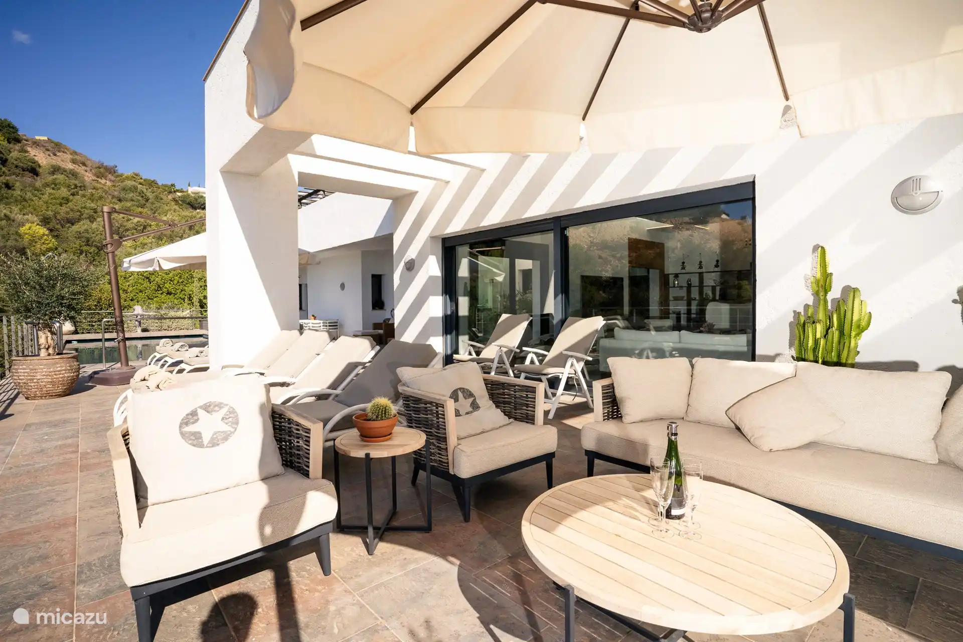 Möbel auf der Terrasse