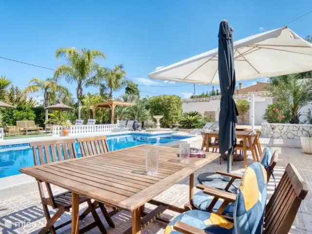 Park Carpe Diem (apartamento) en España, Costa Blanca, Busot - apartamento Mesas junto a la piscina