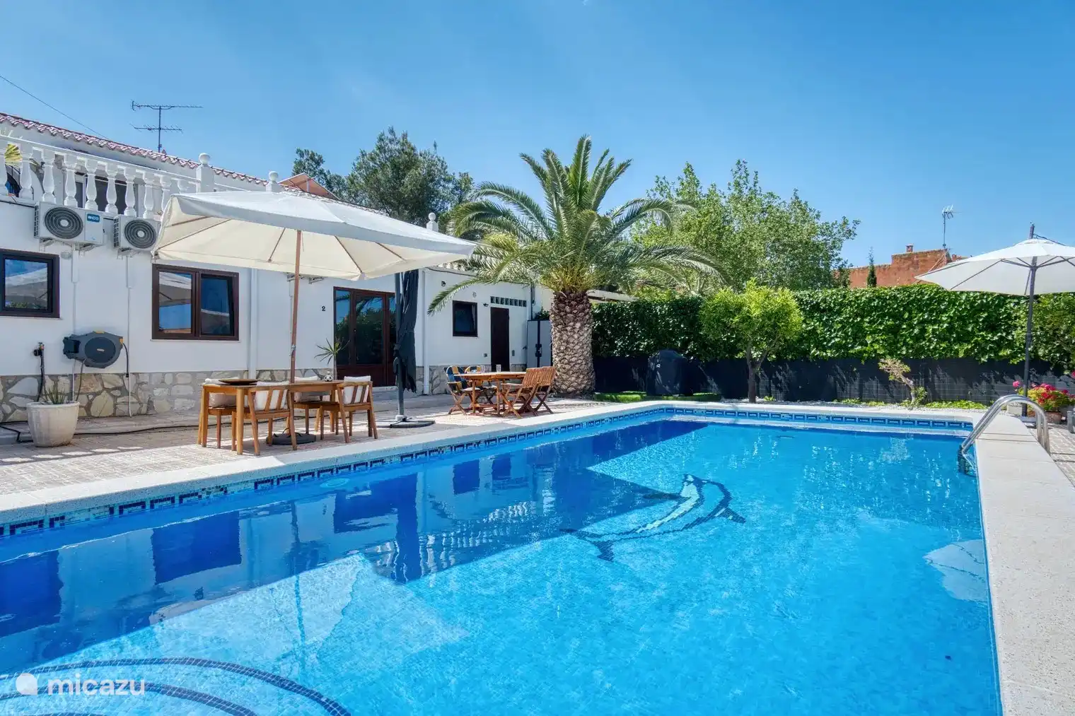 Blick vom Pool auf Apartment und Studio