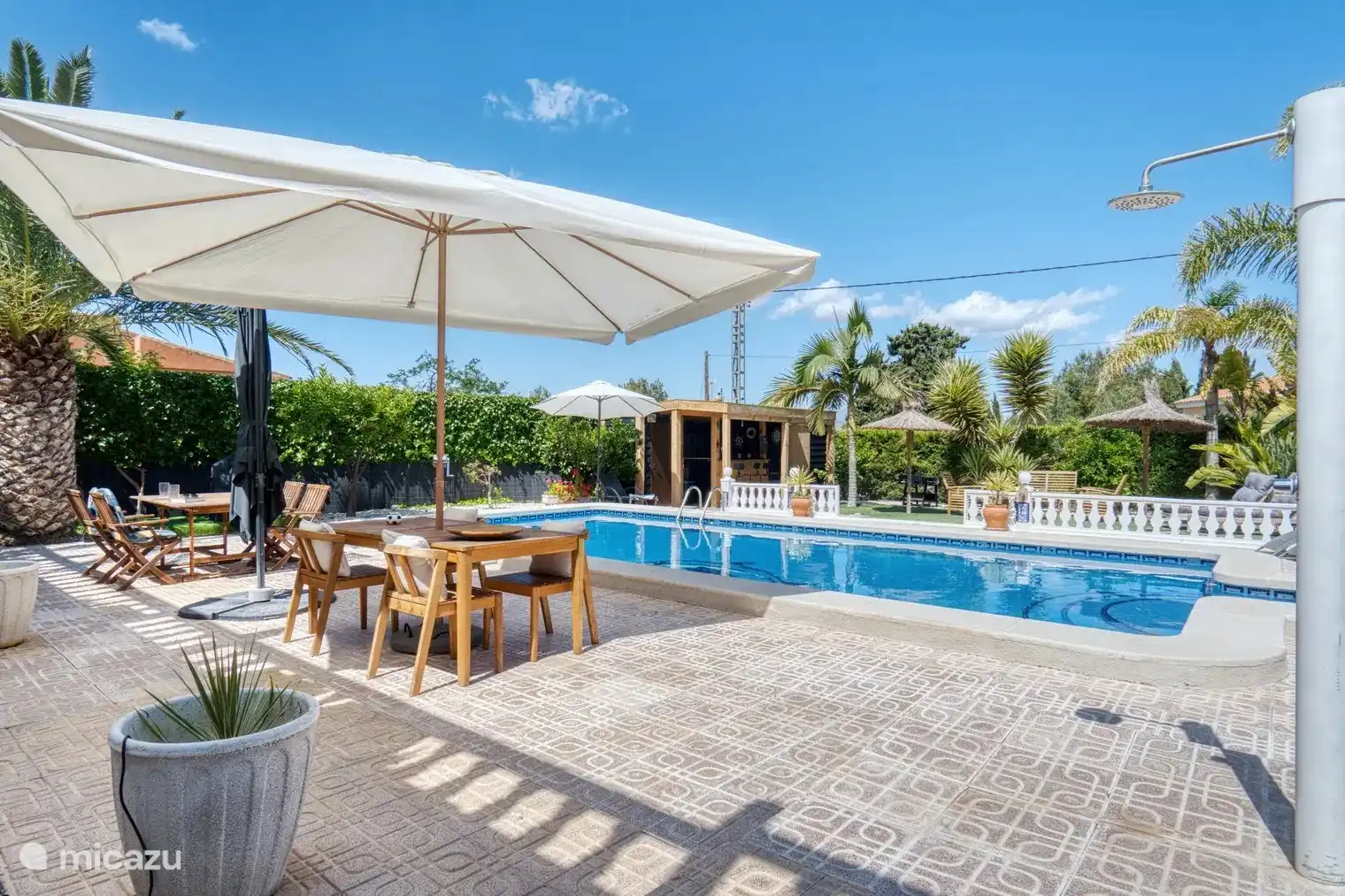 Blick von der Wohnung auf den Pool und die Bar