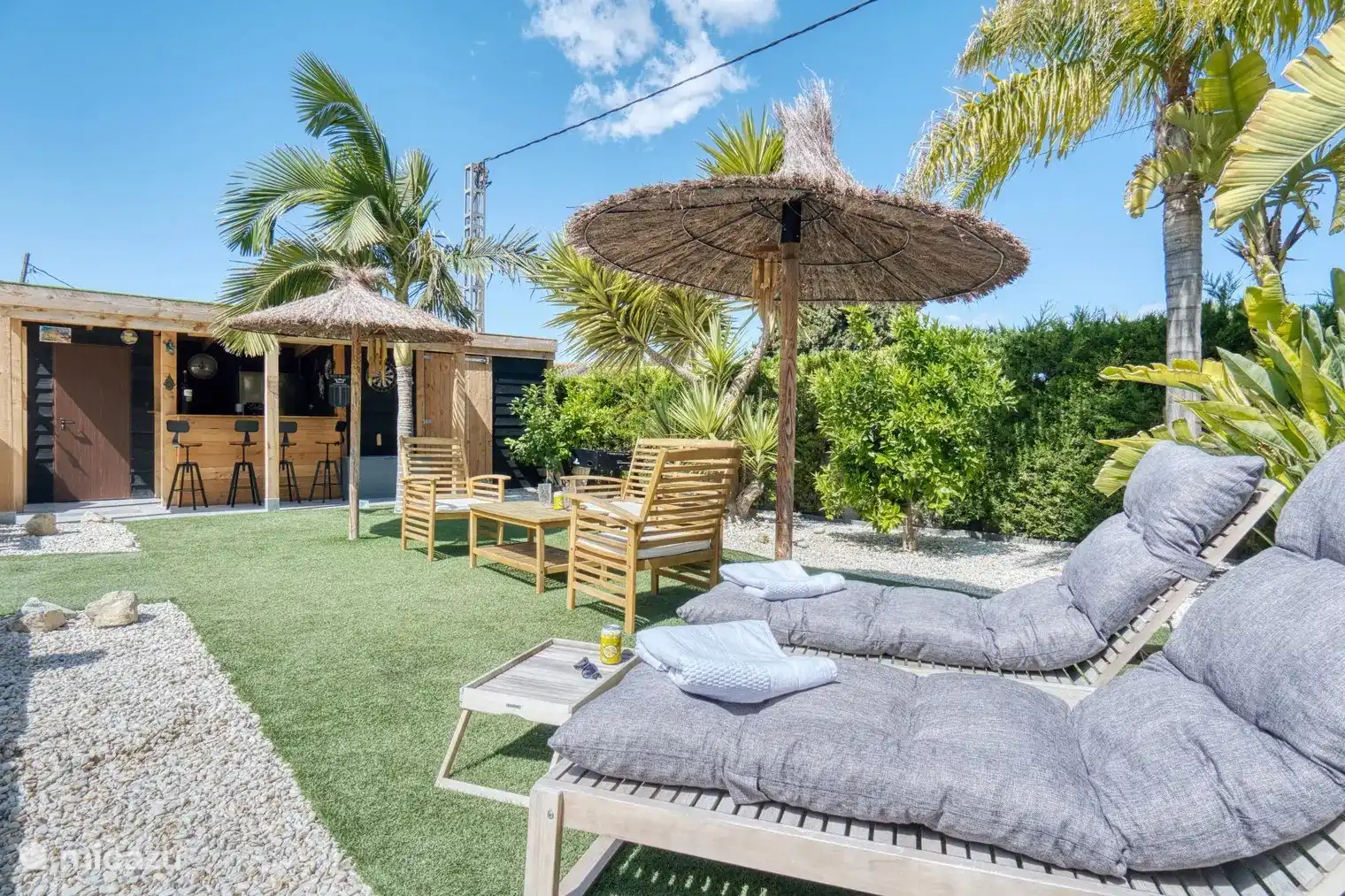 Sitzecke und Sonnenliegen