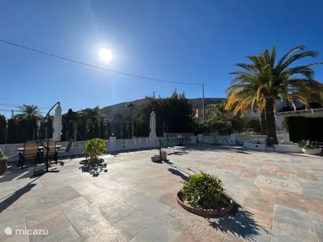 Location de Vacances Espagne, Costa Blanca, Albir, appartement - La colline espace pour chaises longues avec parasols