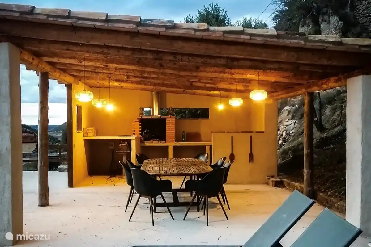 outdoor kitchen