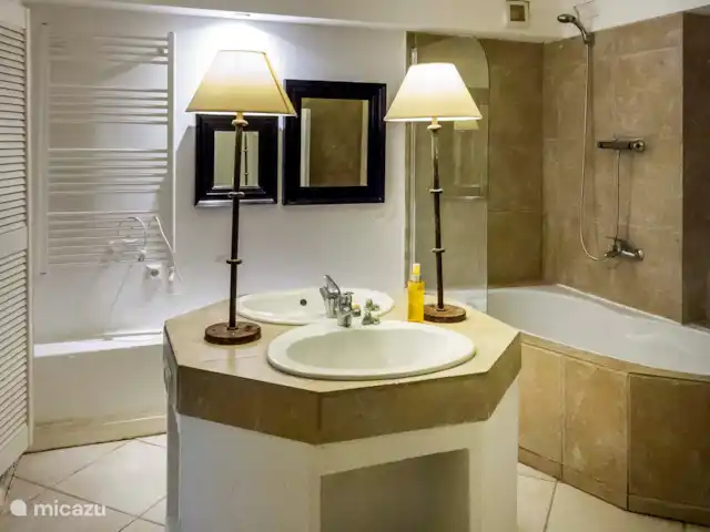 Villa les Chiens en Francia, Costa Azul, Cogolin - casa vacacional Baño